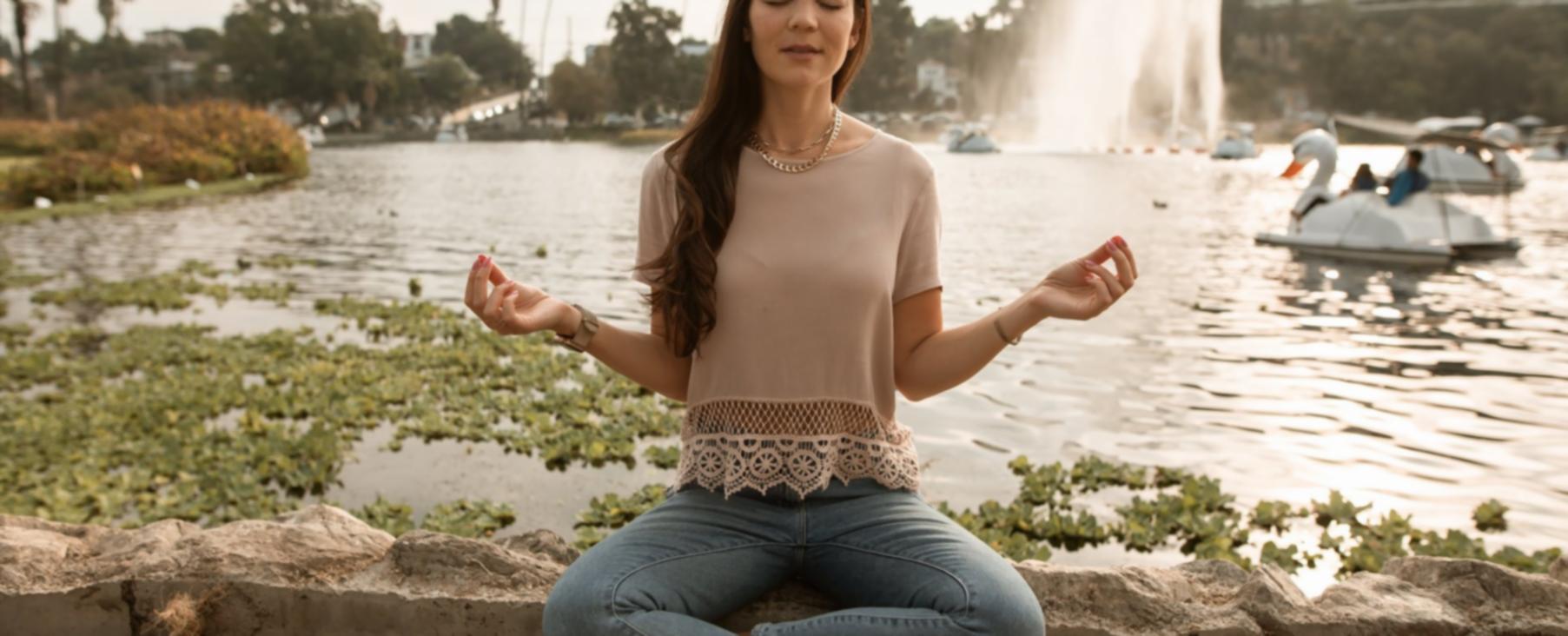 Meditation im Zen-Garten mit natürlichen Elementen